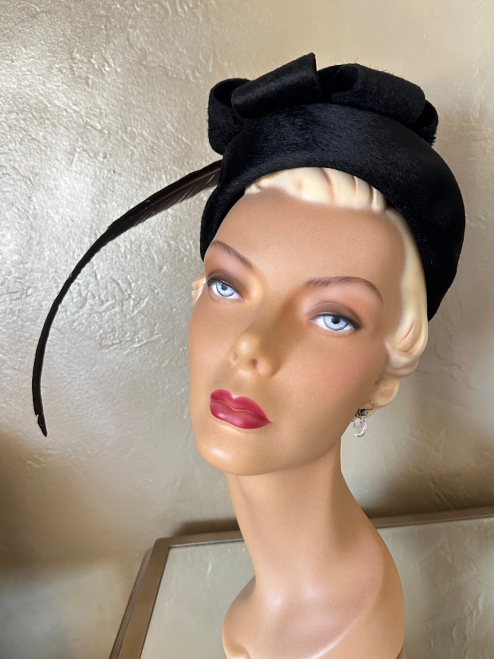 REFINED DESIGNER 1950's BLACK FURRY FELT HAT + BOWS & LONG ROOSTER FEATHER